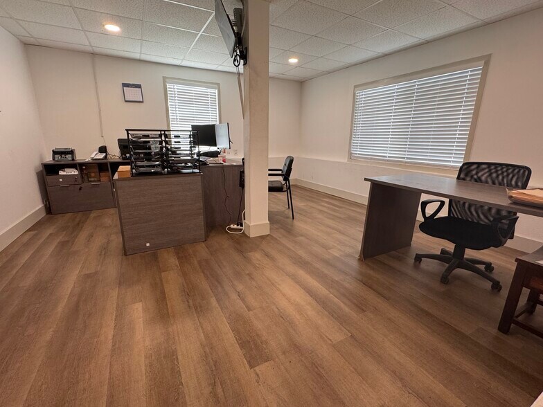 More Photos Of 6301 Causeway Blvd, Tampa Auto Repair For Lease