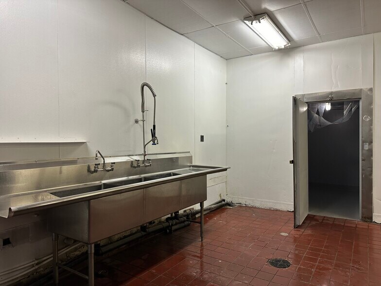 More Photos Of 120 S 1st Ave, Barstow Freestanding For Lease