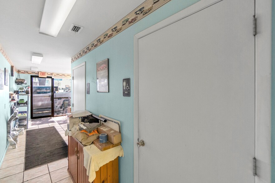 More Photos Of 6735 14th St, Bradenton Auto Repair For Sale