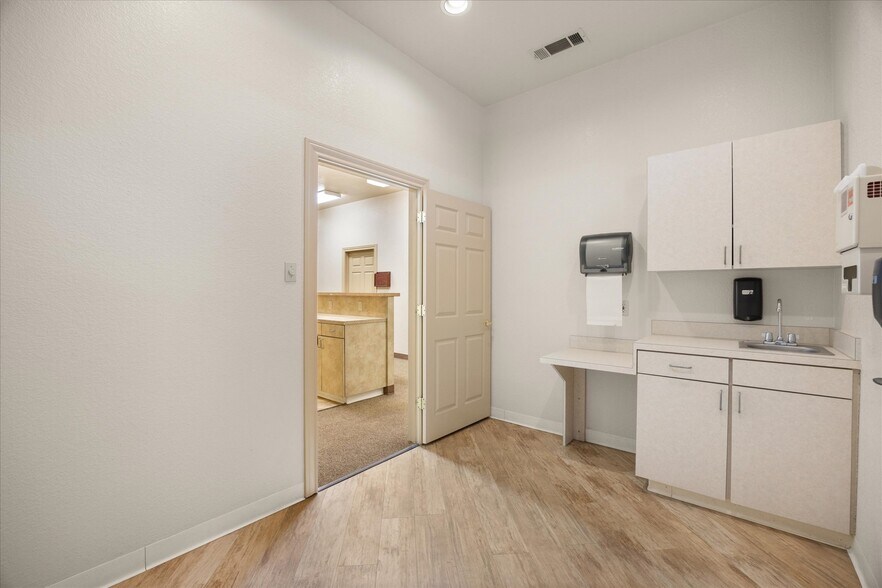 More Photos Of 1305 Paluxy Rd, Granbury Medical For Sale