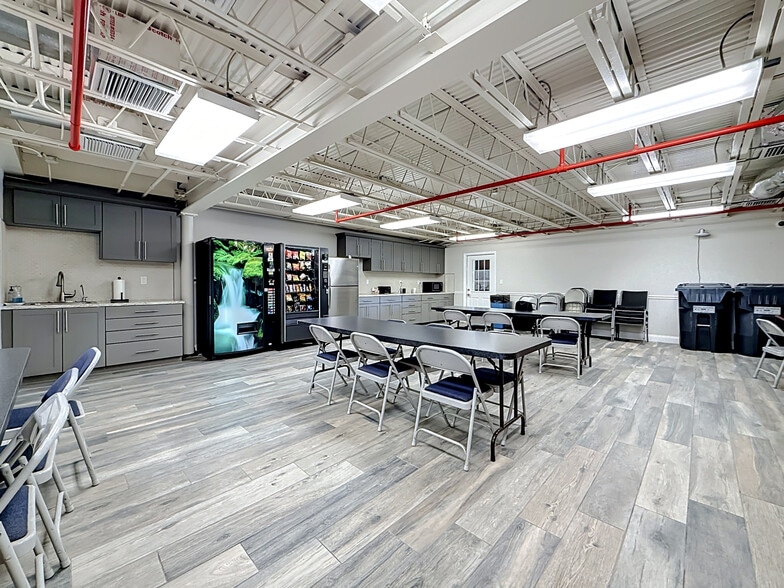 More Photos Of 4677 118th Ave N, Clearwater Manufacturing For Sale