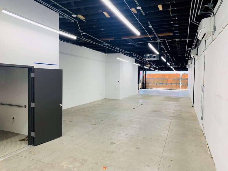 More Photos Of 178 Delancey St, New York Storefront For Lease