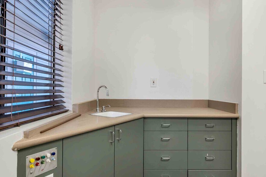 More Photos Of 1755 Erringer St, Simi Valley Medical For Lease