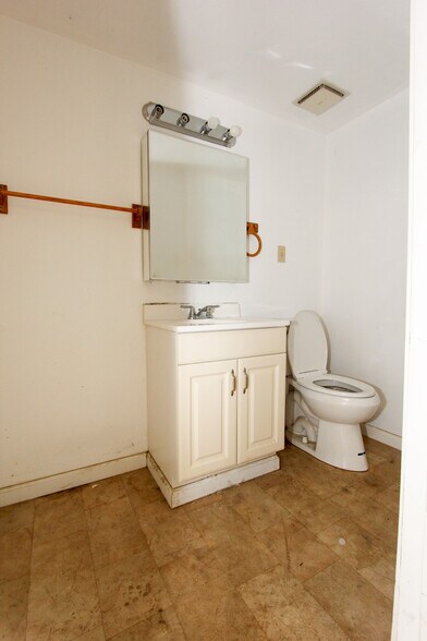 More Photos Of 1624 Ferry St SW, Albany Office For Sale
