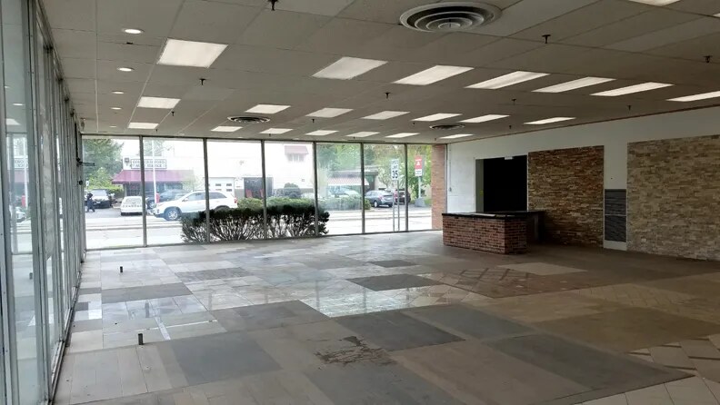 More Photos Of 4001-4007 Golf Rd, Skokie Storefront For Lease
