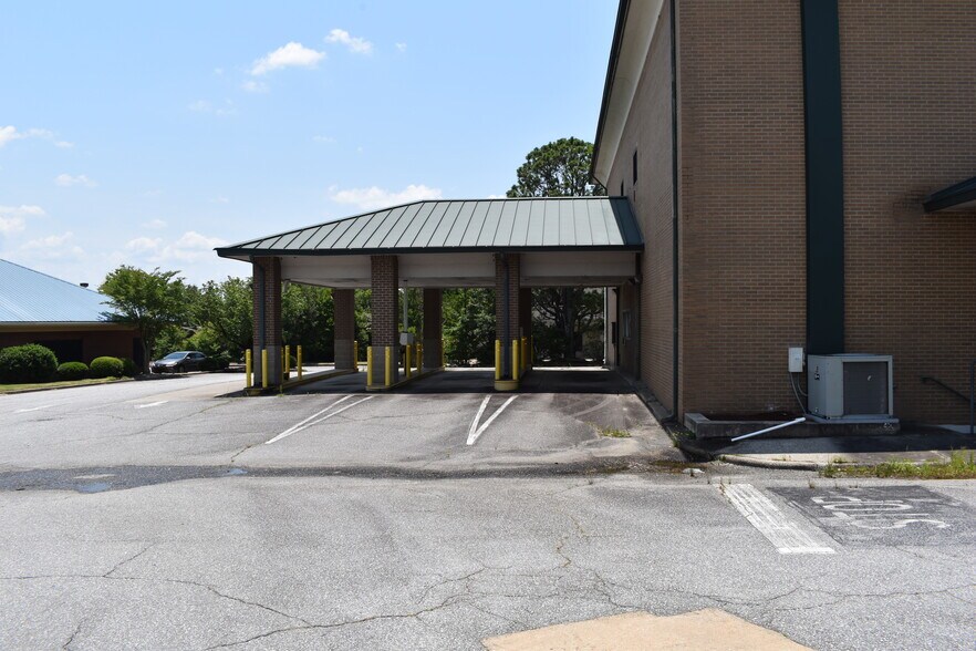 More Photos Of 5710 Veterans Pky, Columbus Office For Sale