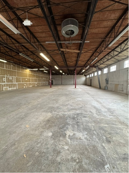 More Photos Of 2 Johnson Dr, Raritan Manufacturing For Lease