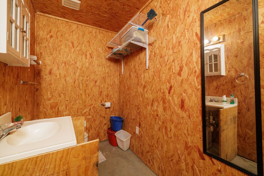 More Photos Of 160 Cimmarron Trail, Runaway Bay Light Manufacturing For Sale