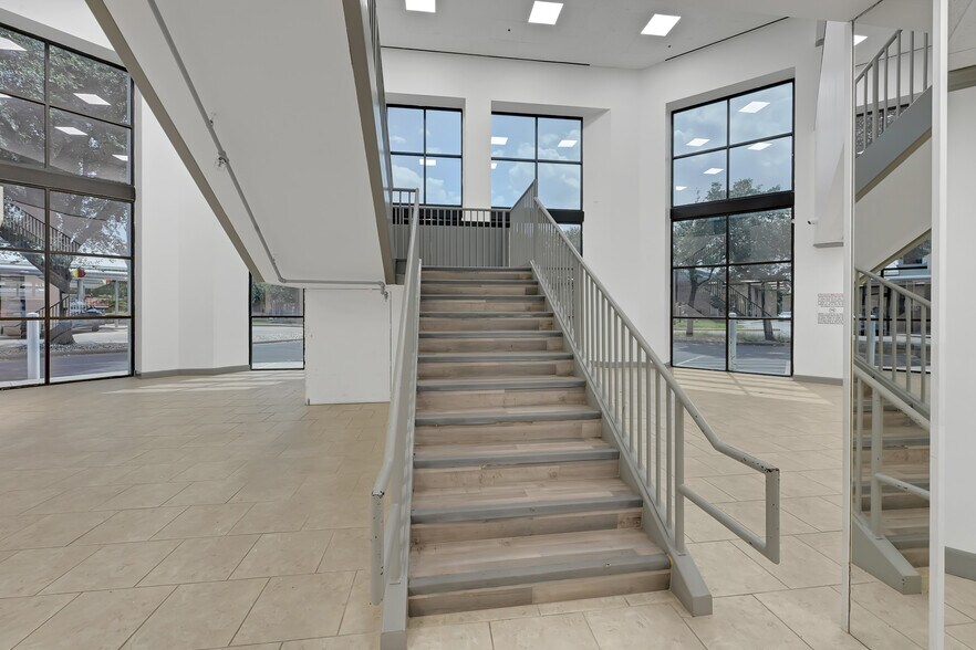 More Photos Of 1124 Blalock Rd, Houston Warehouse For Lease