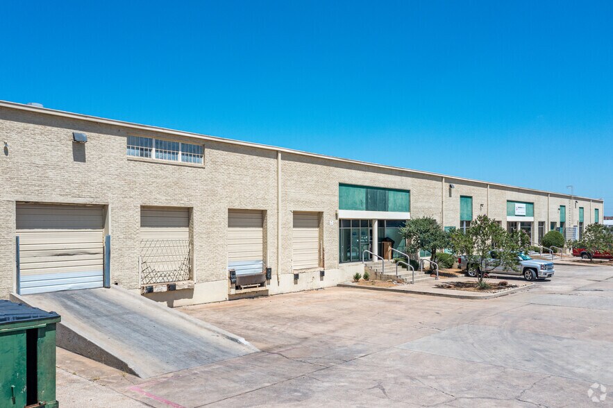 More Photos Of 9011 John Carpenter Fwy, Dallas Light Manufacturing For Lease