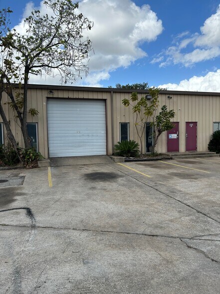 More Photos Of 9050 Emnora Ln, Houston Warehouse For Lease