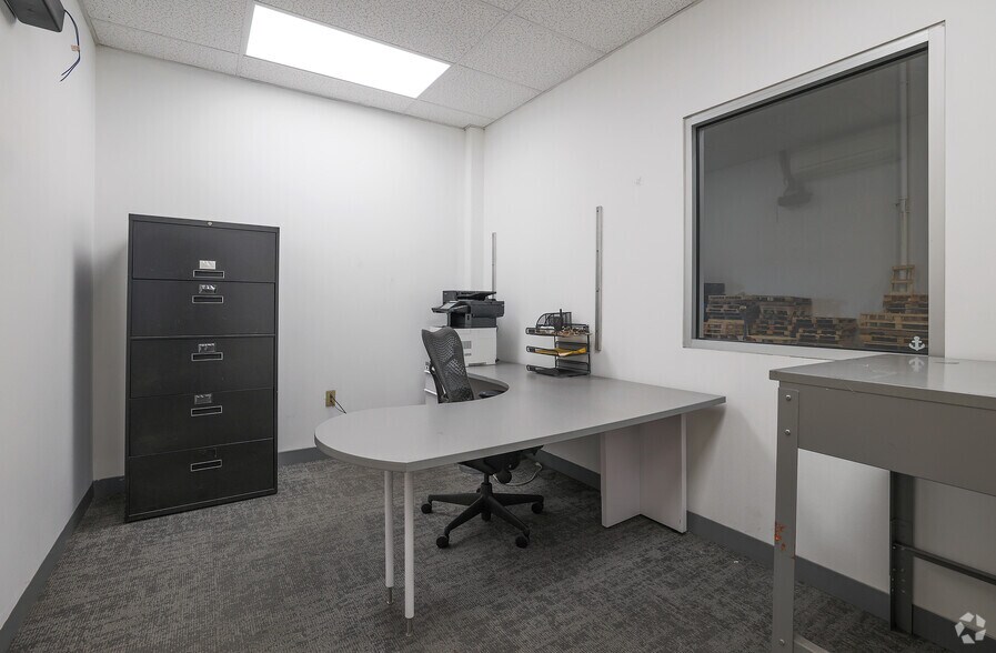 More Photos Of 300 Jubilee Dr, Peabody Manufacturing For Lease