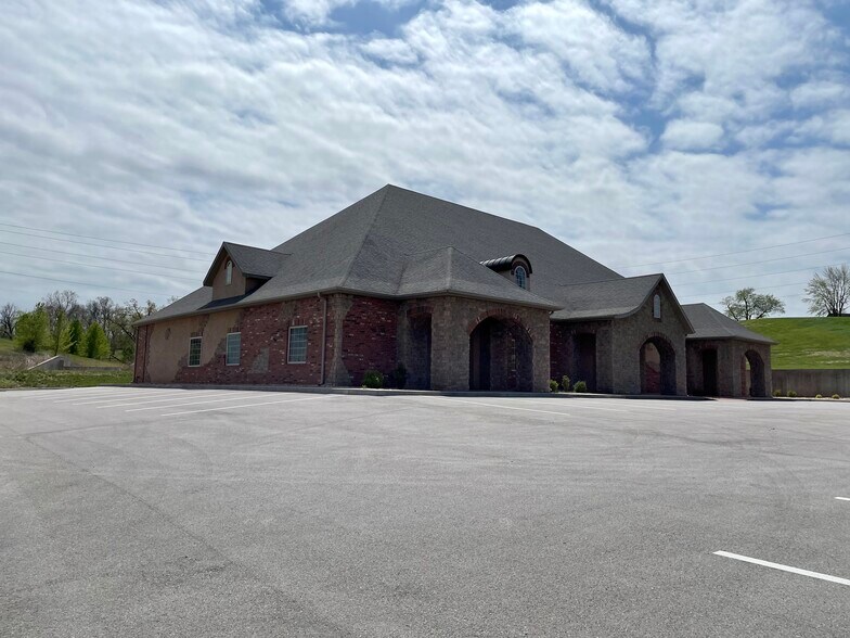 More Photos Of 844 W Guin Rd, Nixa Office For Lease
