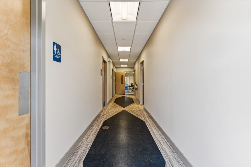 More Photos Of 2105 Northwest Blvd, Newton Office For Lease