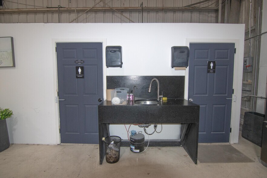 More Photos Of 1921 5th Ave S, Saint Petersburg Warehouse For Lease