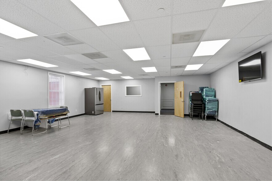 More Photos Of 200 Walnut St, Saugus Storefront Retail Office For Sale