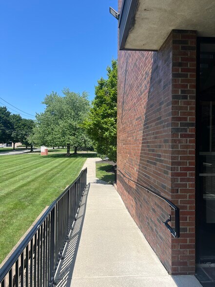 More Photos Of 112 Bauer Dr, Oakland Flex For Lease