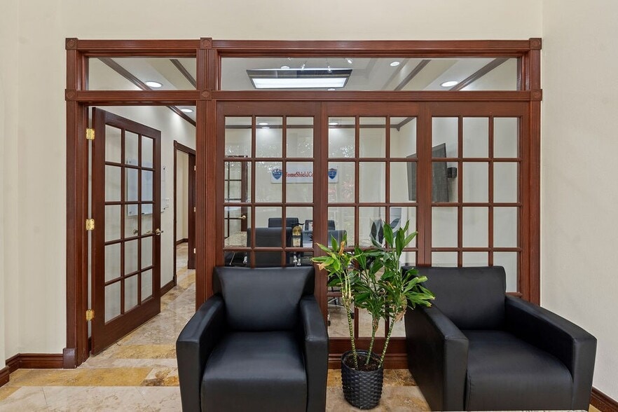 More Photos Of 7901 Kingspointe Pky, Orlando Showroom For Sale