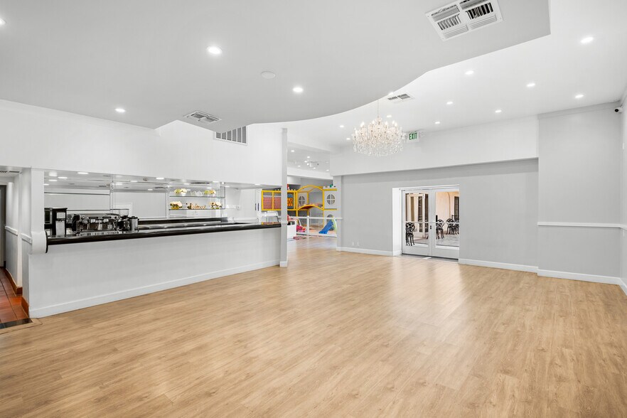 More Photos Of 19522-19598 Ventura Blvd, Tarzana General Retail For Sale