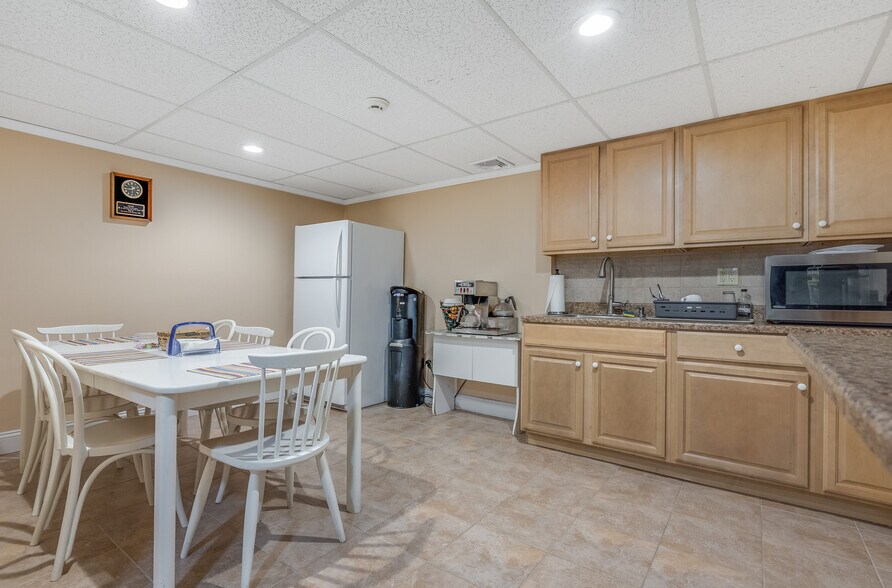 More Photos Of 560 Main St, Chatham Medical For Sale