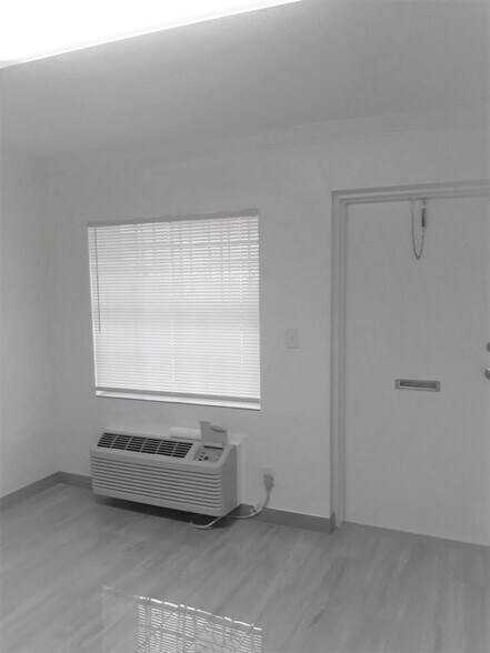 More Photos Of 216 NE 33rd St, Oakland Park Warehouse For Lease