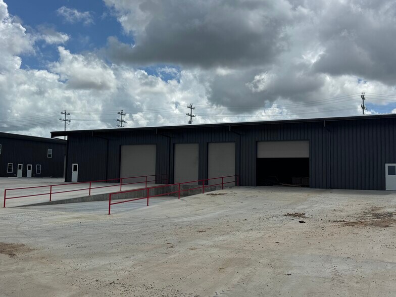More Photos Of 450 Hwy 290 E, Elgin Light Distribution For Lease