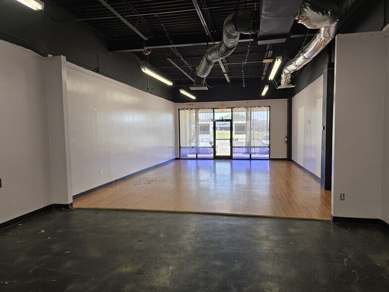 More Photos Of 2235 Covington Pike, Memphis Storefront For Lease
