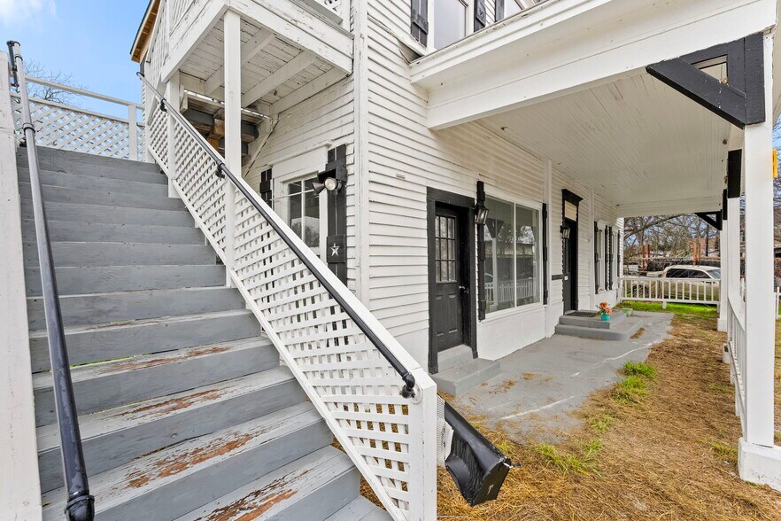 More Photos Of 901 N Saint Joseph St, Gonzales Office For Sale