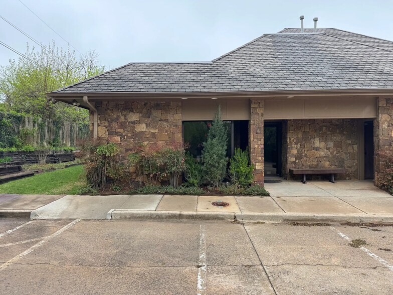 More Photos Of 216 E 10th Street Plz, Edmond Medical For Lease