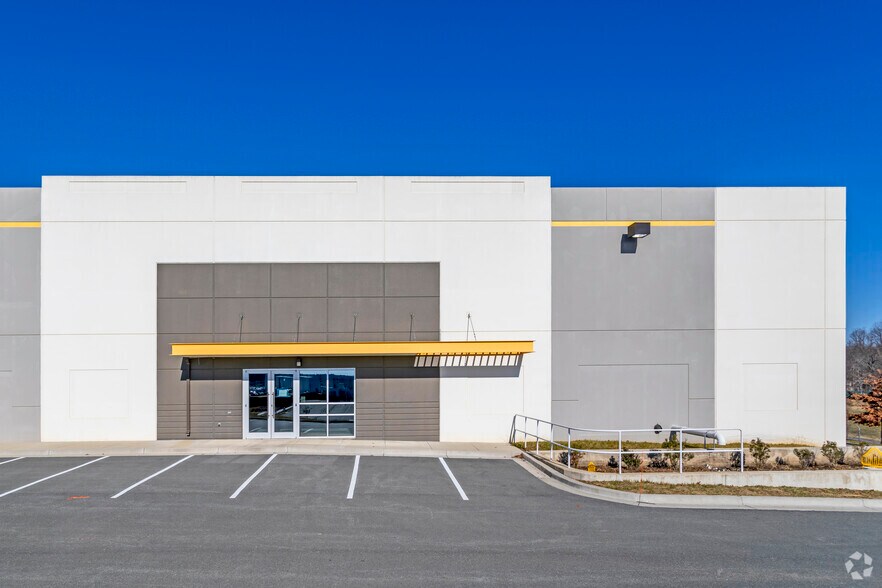 More Photos Of 8787 Snouffer School Rd, Gaithersburg Warehouse For Lease