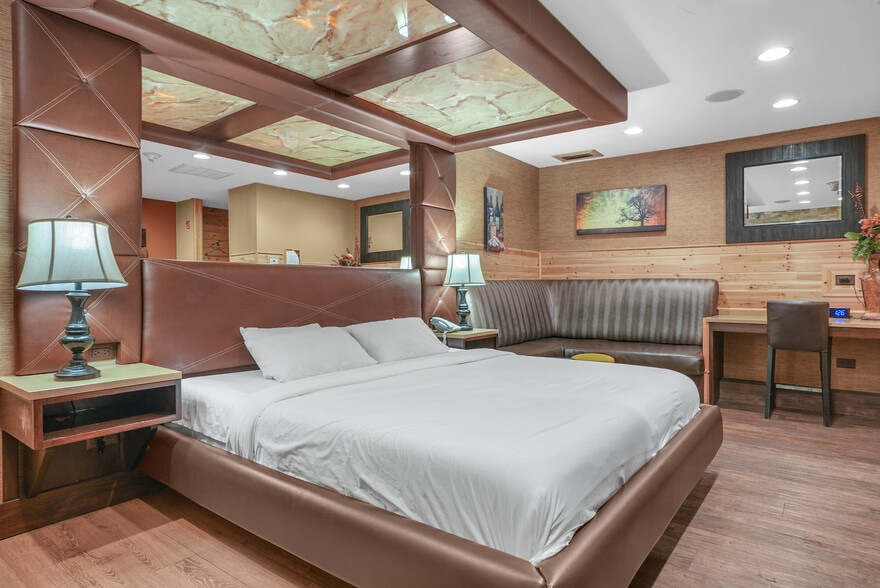 More Photos Of 16W621 S Frontage Rd, Willowbrook Hotel For Sale