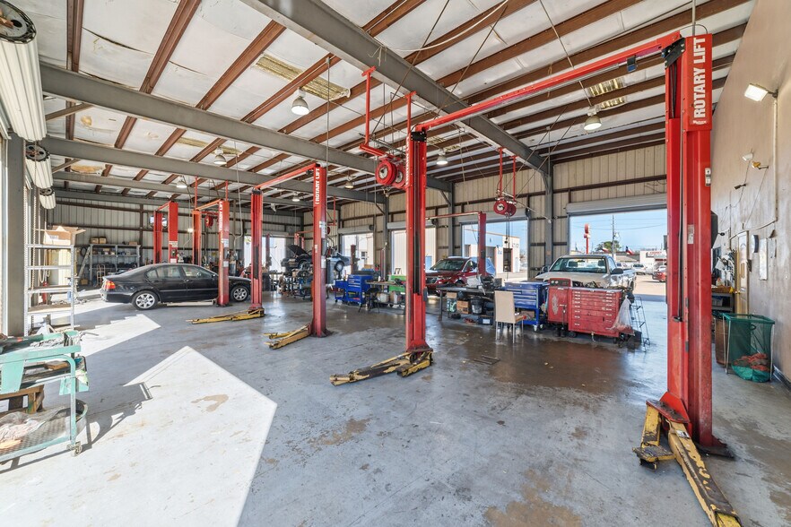 More Photos Of 11239 Veterans Memorial Dr, Houston Auto Repair For Sale
