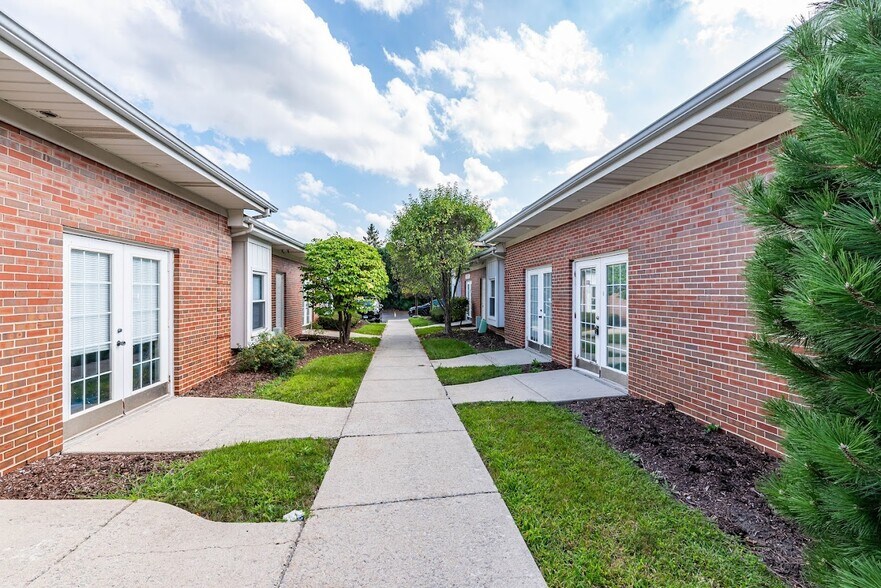 More Photos Of 4701-4731 W Midlothian Tpke, Crestwood Office For Sale