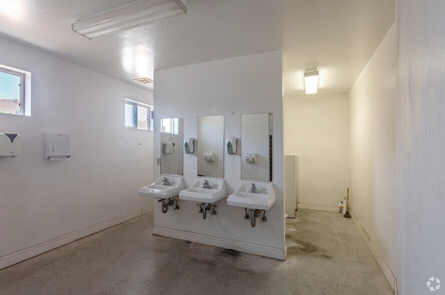 More Photos Of 2310 San Juan Rd, Hollister Manufacturing For Sale