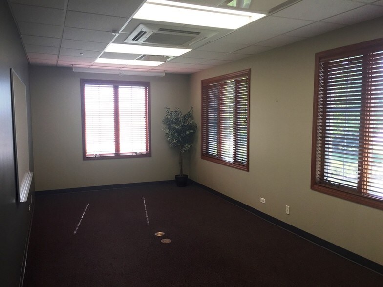 More Photos Of 3 Executive Ct, South Barrington Medical For Lease
