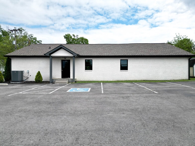 Primary Photo Of 99 Marion St, Clarksville Freestanding For Lease