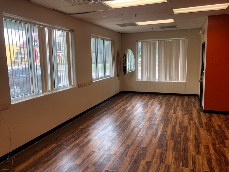 More Photos Of 441 University Ave W, Saint Paul Storefront Retail Office For Lease