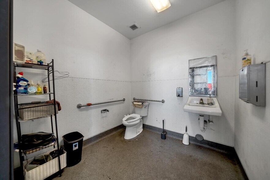 More Photos Of 4475 Farm Supply Dr, Ceres Warehouse For Sale