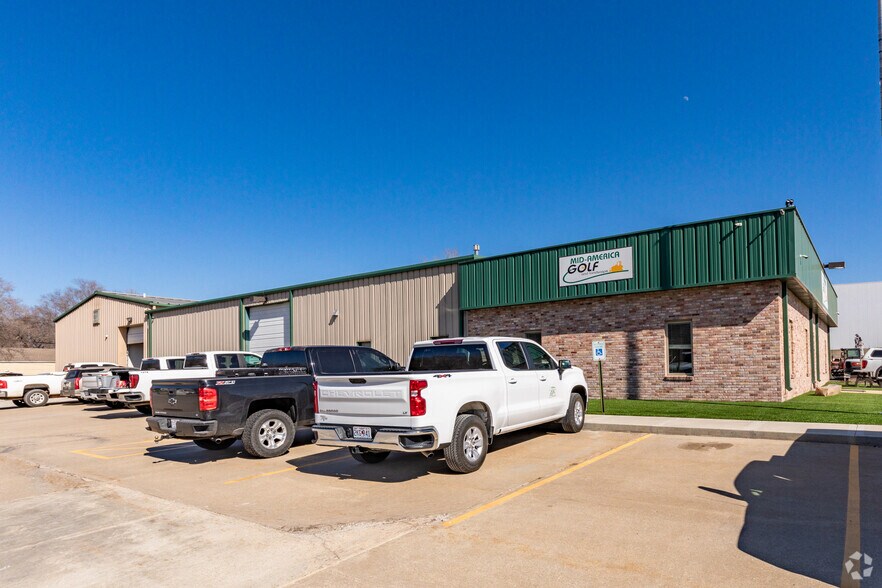 More Photos Of 1621 Se Summit St, Lee's Summit Light Distribution For Lease