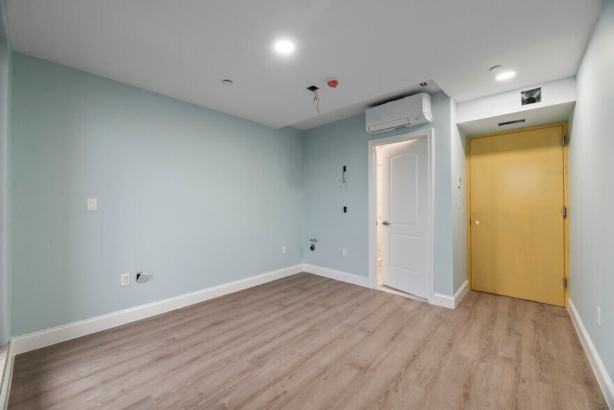 More Photos Of 14 Olive St, Brooklyn Hotel For Lease