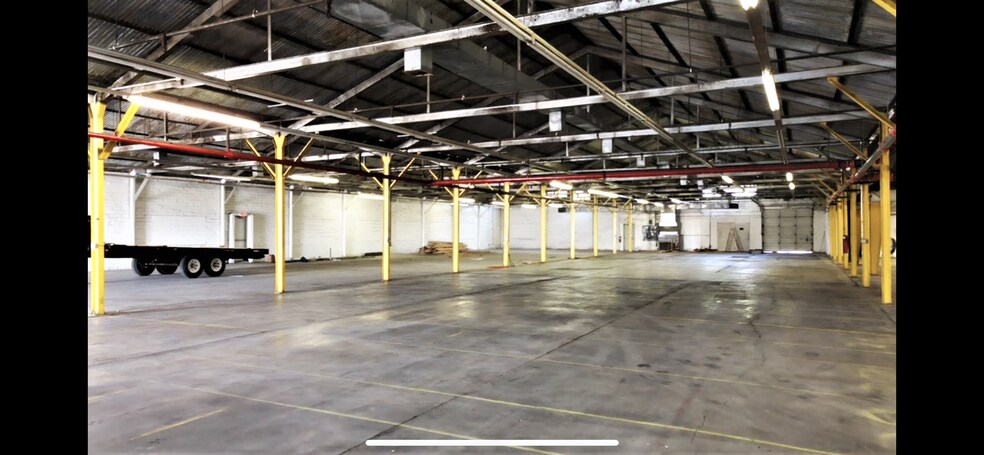 More Photos Of 2525 N Center St, Bonham Manufacturing For Lease