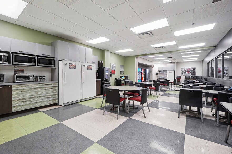 More Photos Of 1675 Boul de Montarville, Boucherville Warehouse For Lease
