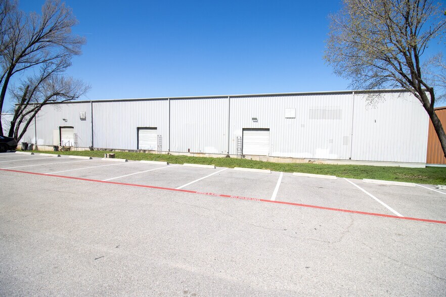 More Photos Of 9233 Denton Dr, Dallas Warehouse For Lease
