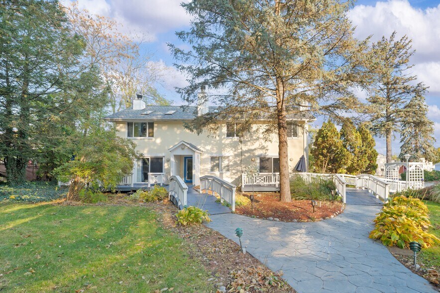 More Photos Of 231 E Buffalo St, New Buffalo Hotel For Sale