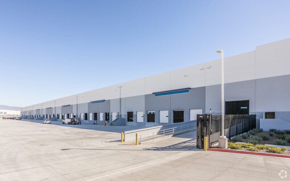 More Photos Of 14935 Limonite Ave, Eastvale Unknown For Lease