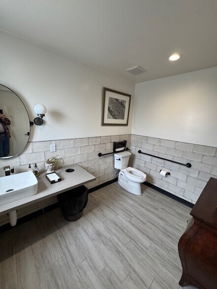 More Photos Of 407-413 E 19th St, Bakersfield Storefront For Sale