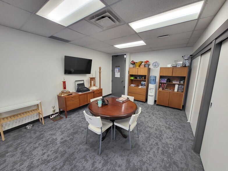 More Photos Of 2725 12th St NE, Calgary Office For Lease