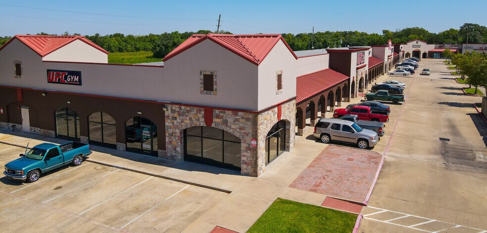 More Photos Of 8201-8209 Broadway St, Pearland Unknown For Lease