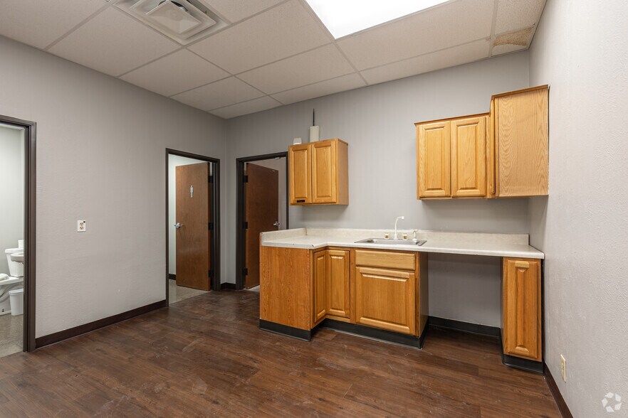 More Photos Of 2630 Northaven Rd, Dallas Unknown For Lease