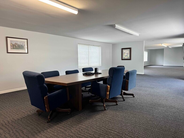 More Photos Of 2222 Mason Ln, Ballwin Showroom For Lease